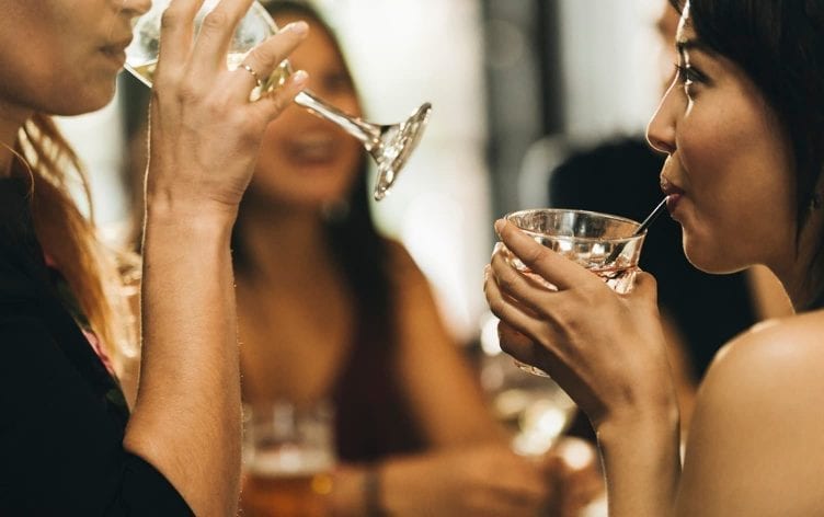 11 Low-Calorie Alcoholic Drinks Registered Dietitians Love