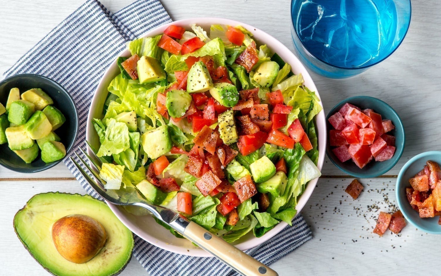 Салаты с авокадо калорийность. Салат фитнес. Салат с авокадо. Овощной салат с авокадо. Салат фитнес овощной.