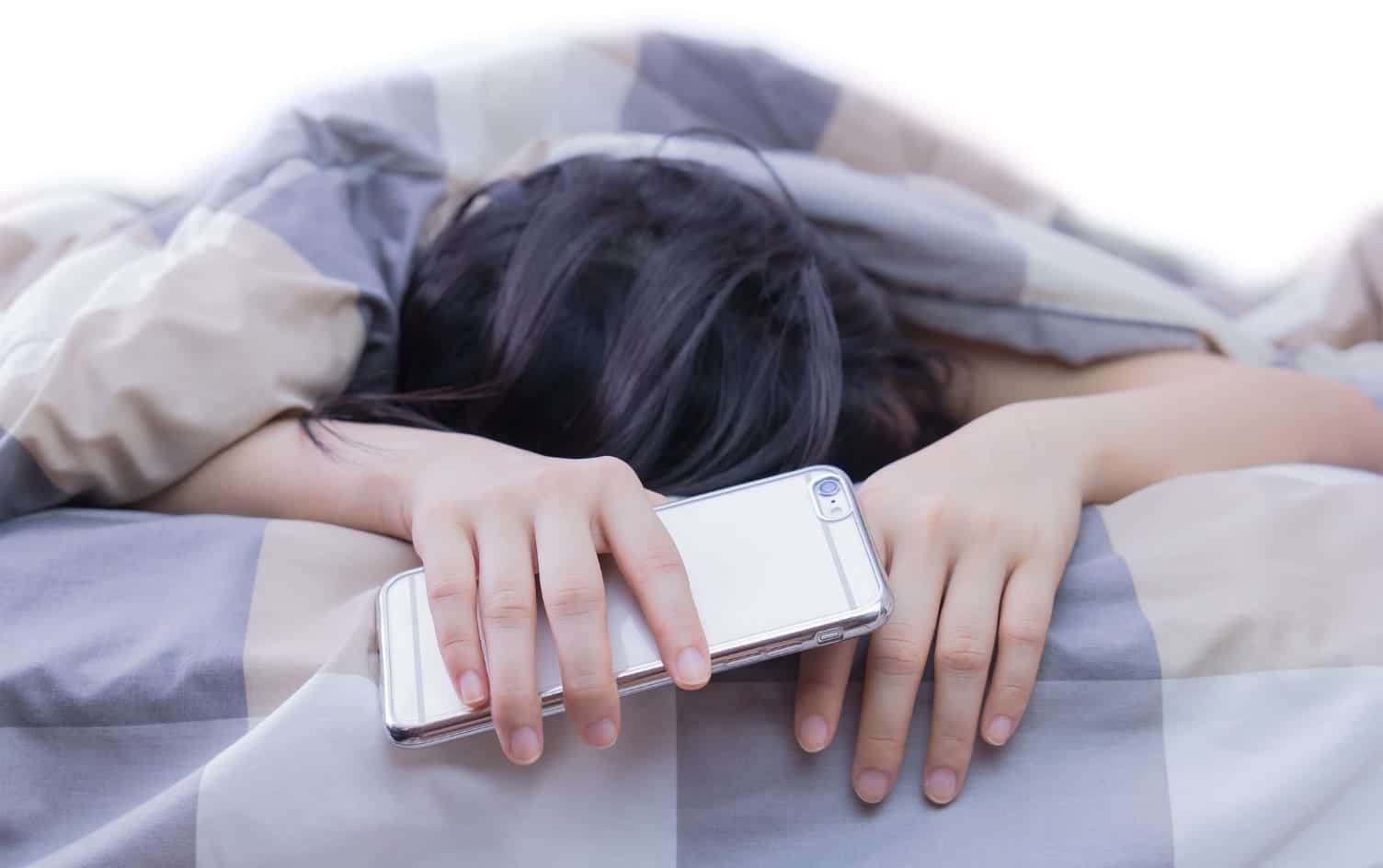 tidur dengan smartphone