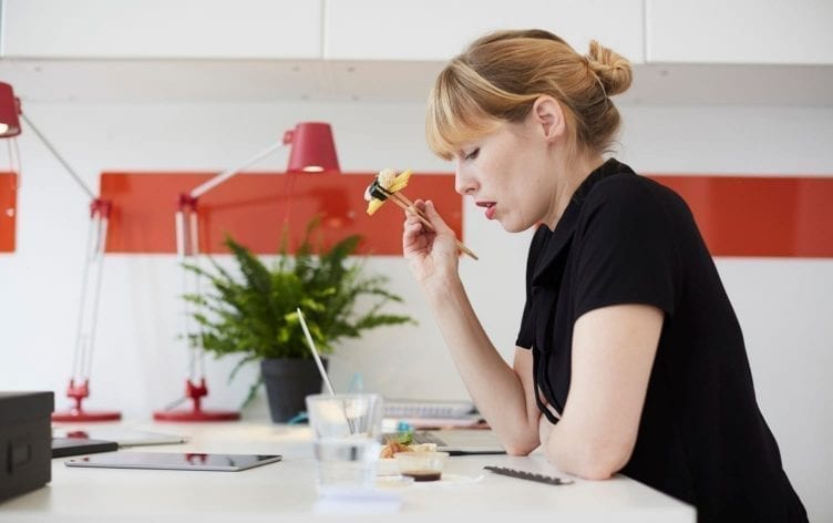 5 Reasons to Stop Eating Lunch at Your Desk